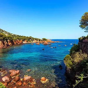 Rénové Avec Terrasse St Raphael Hébergement de vacances